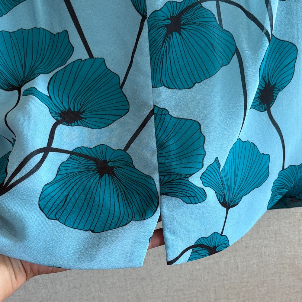 Cabi Blue Poppy Floral Sleeveless Blouse Sz M Botanical Casual Chic Officewear - Picture 12 of 12